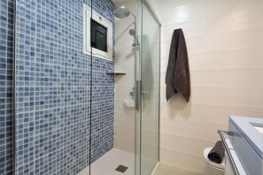 Dusche, Haartrockner, Handtücher