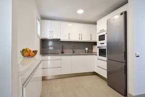 Jääkaappi, mikroaaltouuni, uuni, liesi