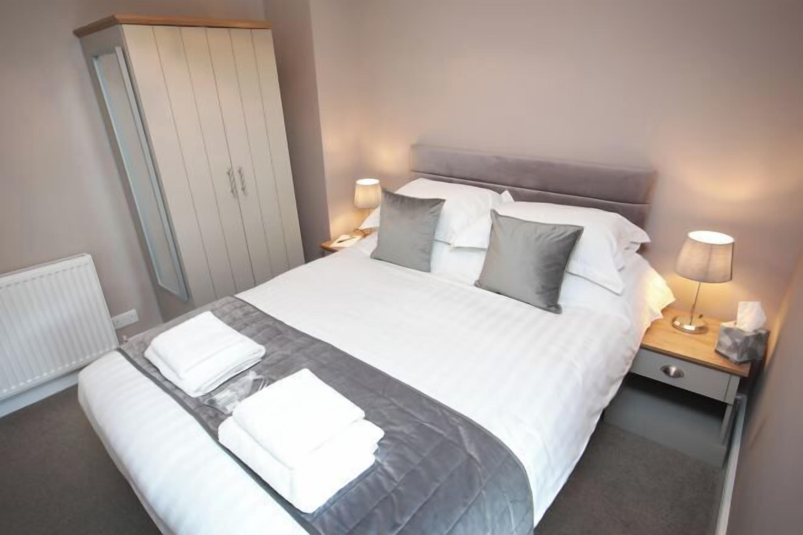 Premium bedding, desk, iron/ironing board, free WiFi