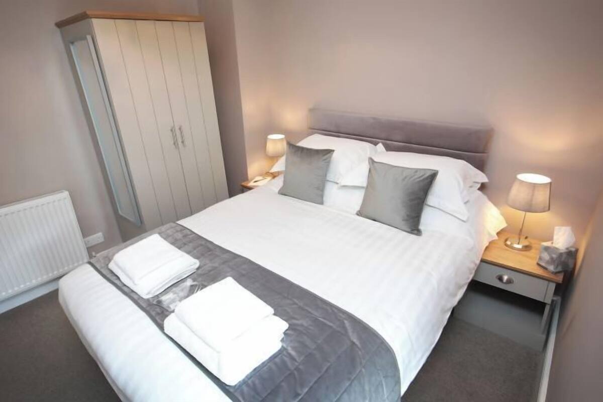 Premium bedding, desk, iron/ironing board, free WiFi