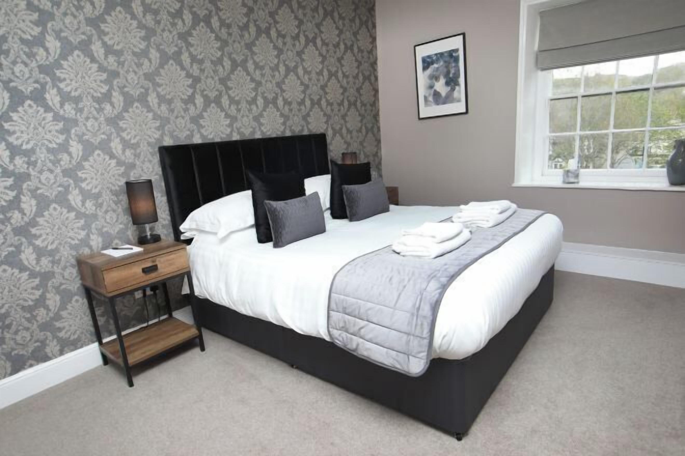 Premium bedding, desk, iron/ironing board, free WiFi