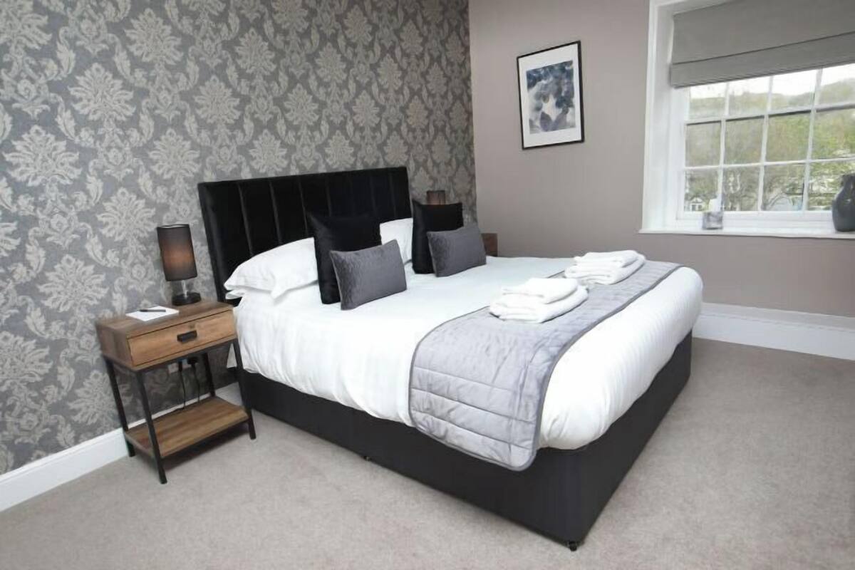 Premium bedding, desk, iron/ironing board, free WiFi