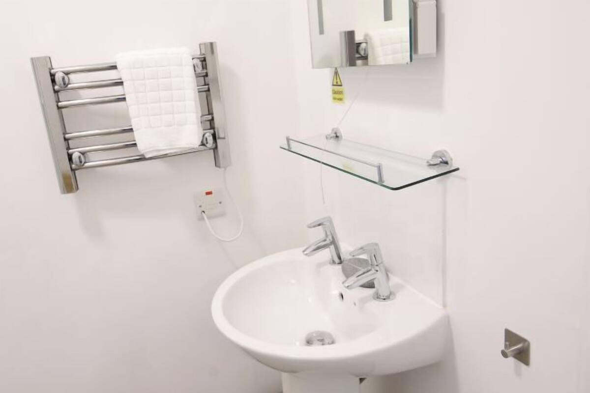 Bagno | Doccia, set di cortesia gratuito, asciugamani, carta igienica
