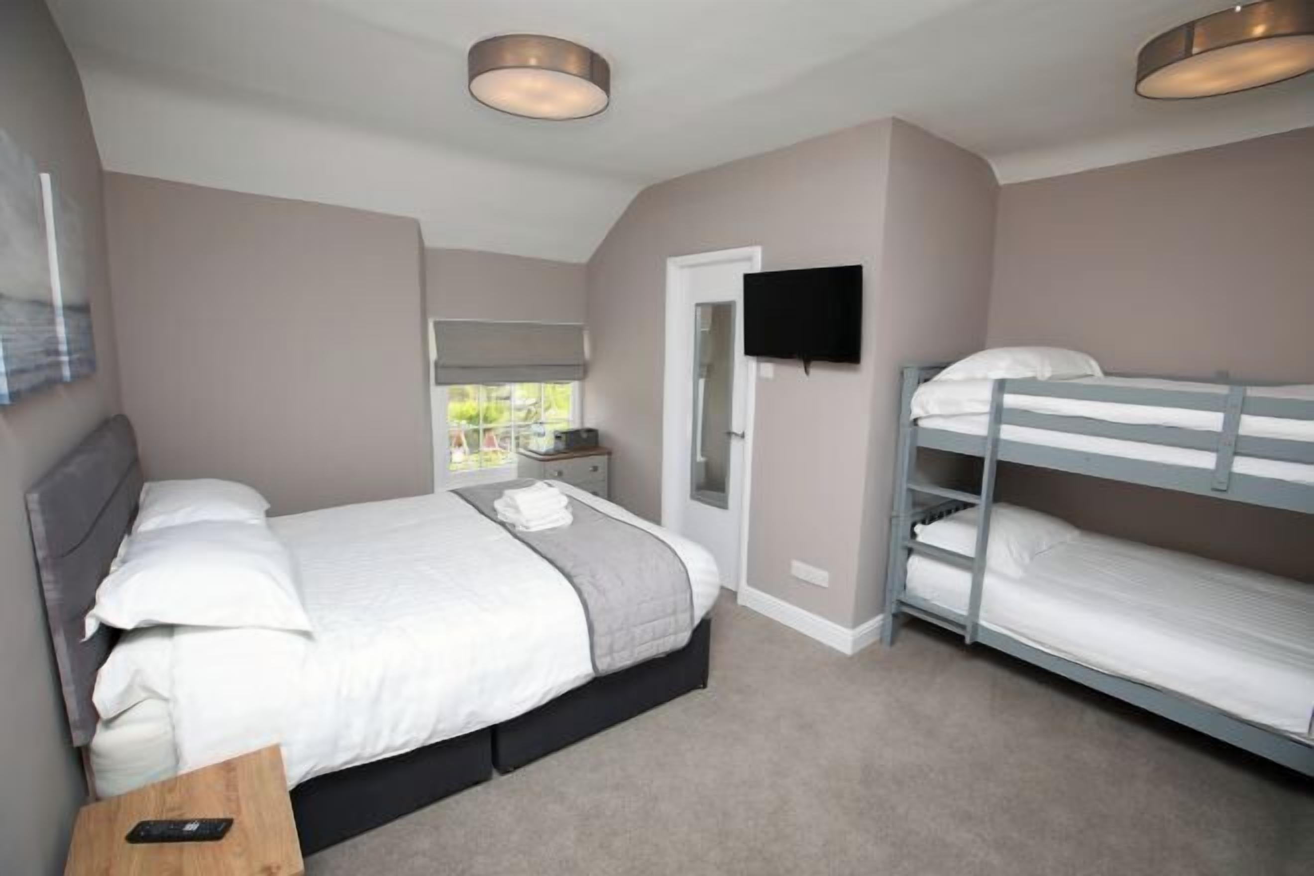 Premium bedding, desk, iron/ironing board, free WiFi