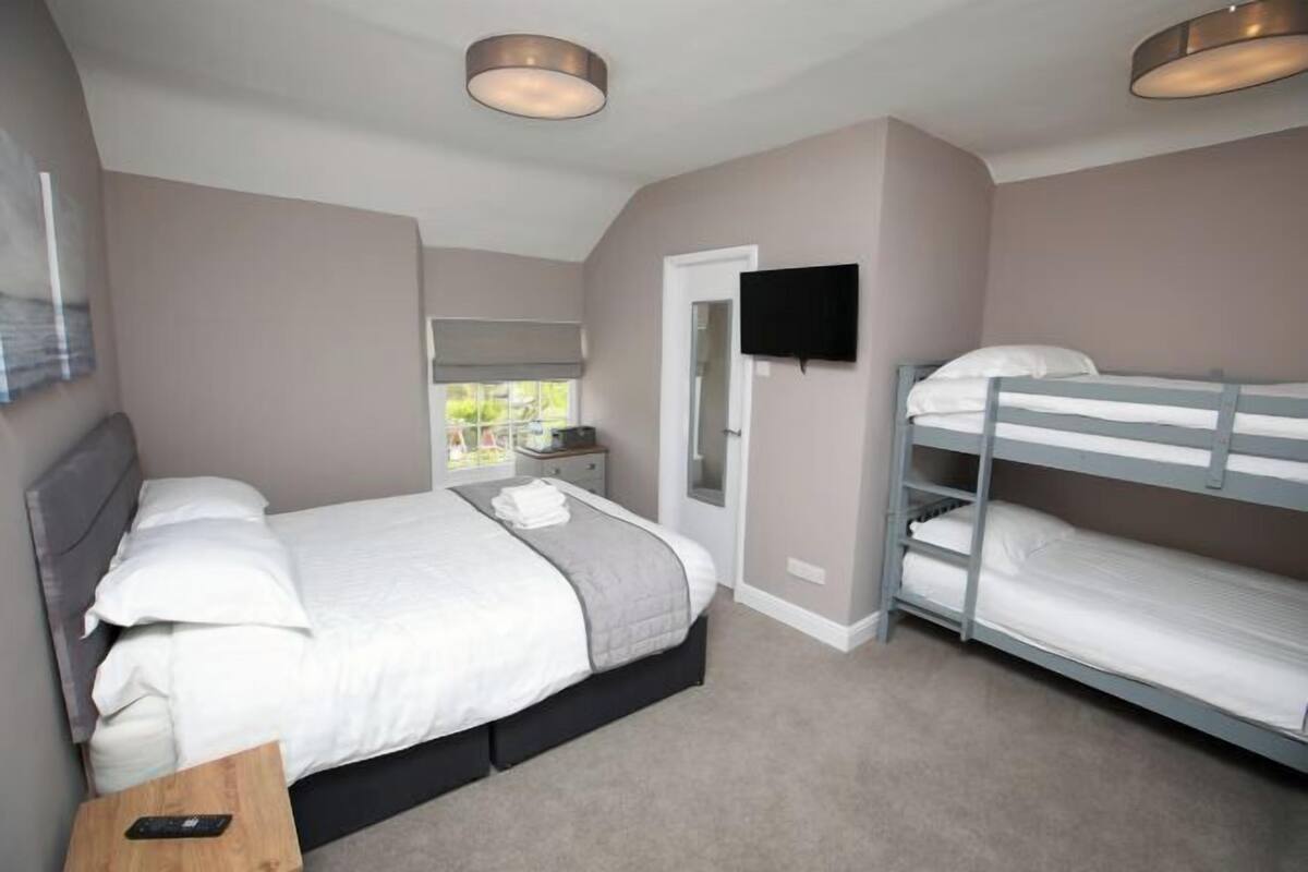 Premium bedding, desk, iron/ironing board, free WiFi