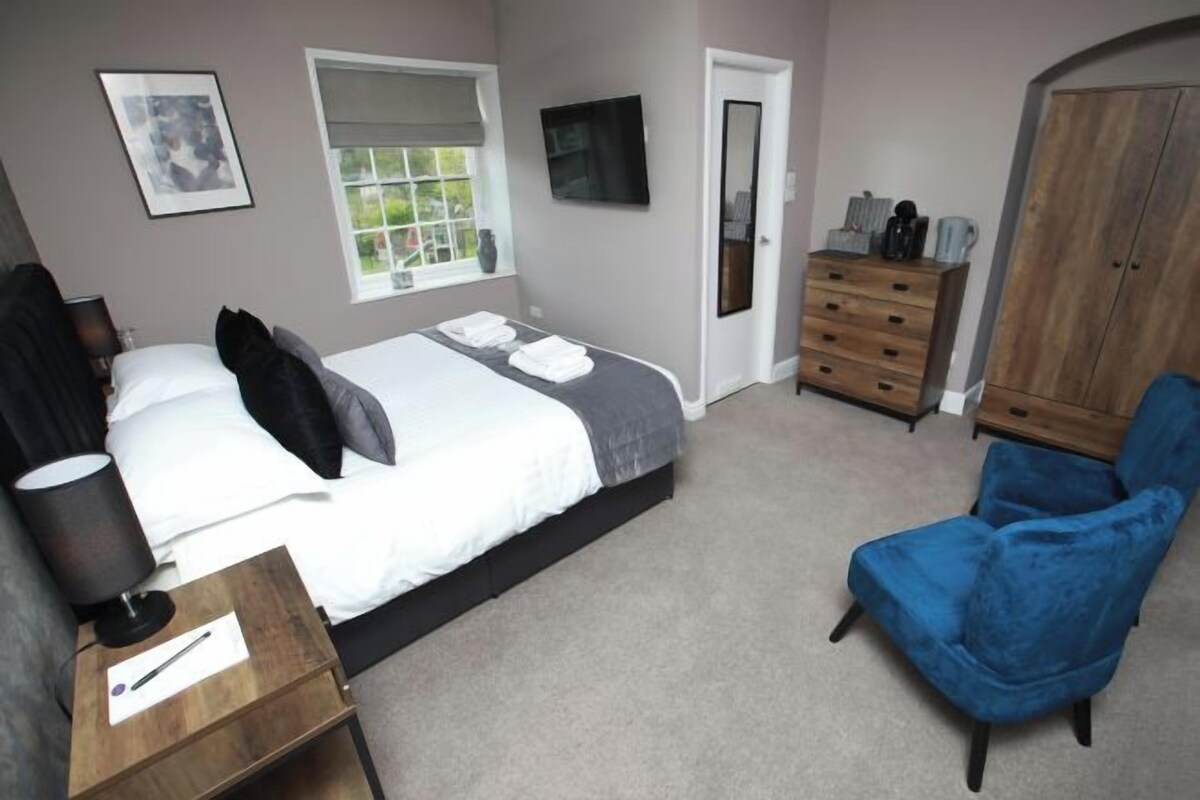 Premium bedding, desk, iron/ironing board, WiFi (free)