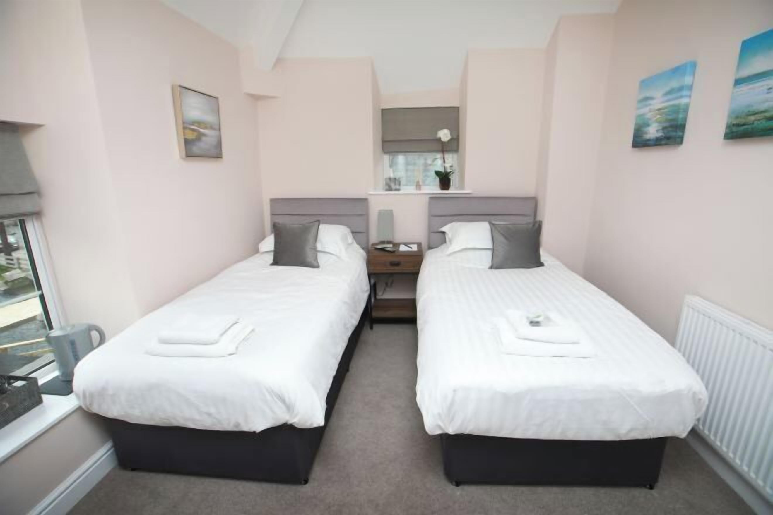 Premium bedding, desk, iron/ironing board, free WiFi