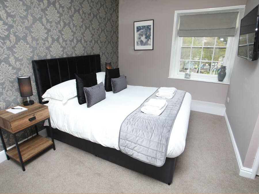 Premium bedding, desk, iron/ironing board, free WiFi