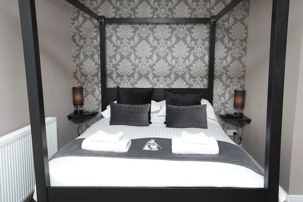 Habitación doble superior, 1 cama matrimonial | Ropa de cama de alta calidad y escritorio