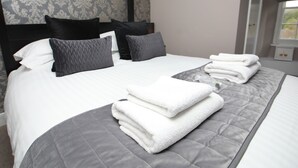 Premium bedding, desk, iron/ironing board, WiFi (free) - OYO Glyn Valley Hotel (Llangollen)