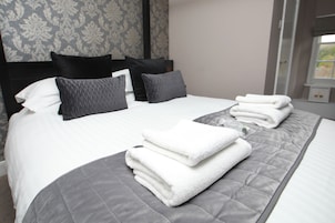 Premium bedding, desk, iron/ironing board, free WiFi