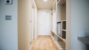 Habitación Deluxe con 2 camas individuales | Camas con efecto memoria y caja de seguridad en la habitación