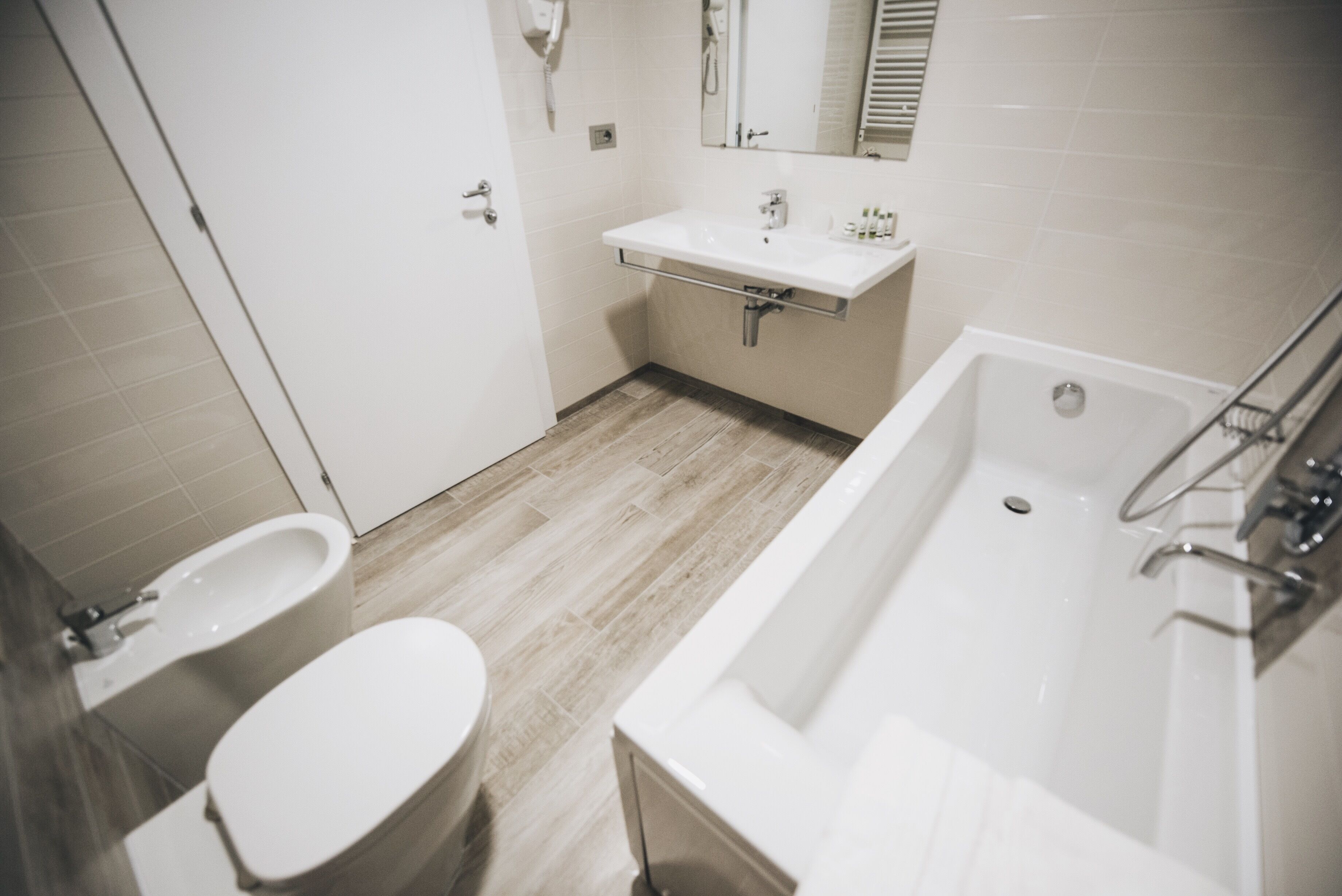 Camera Deluxe con 2 letti singoli | Bagno | Set di cortesia gratuito, pantofole, asciugamani