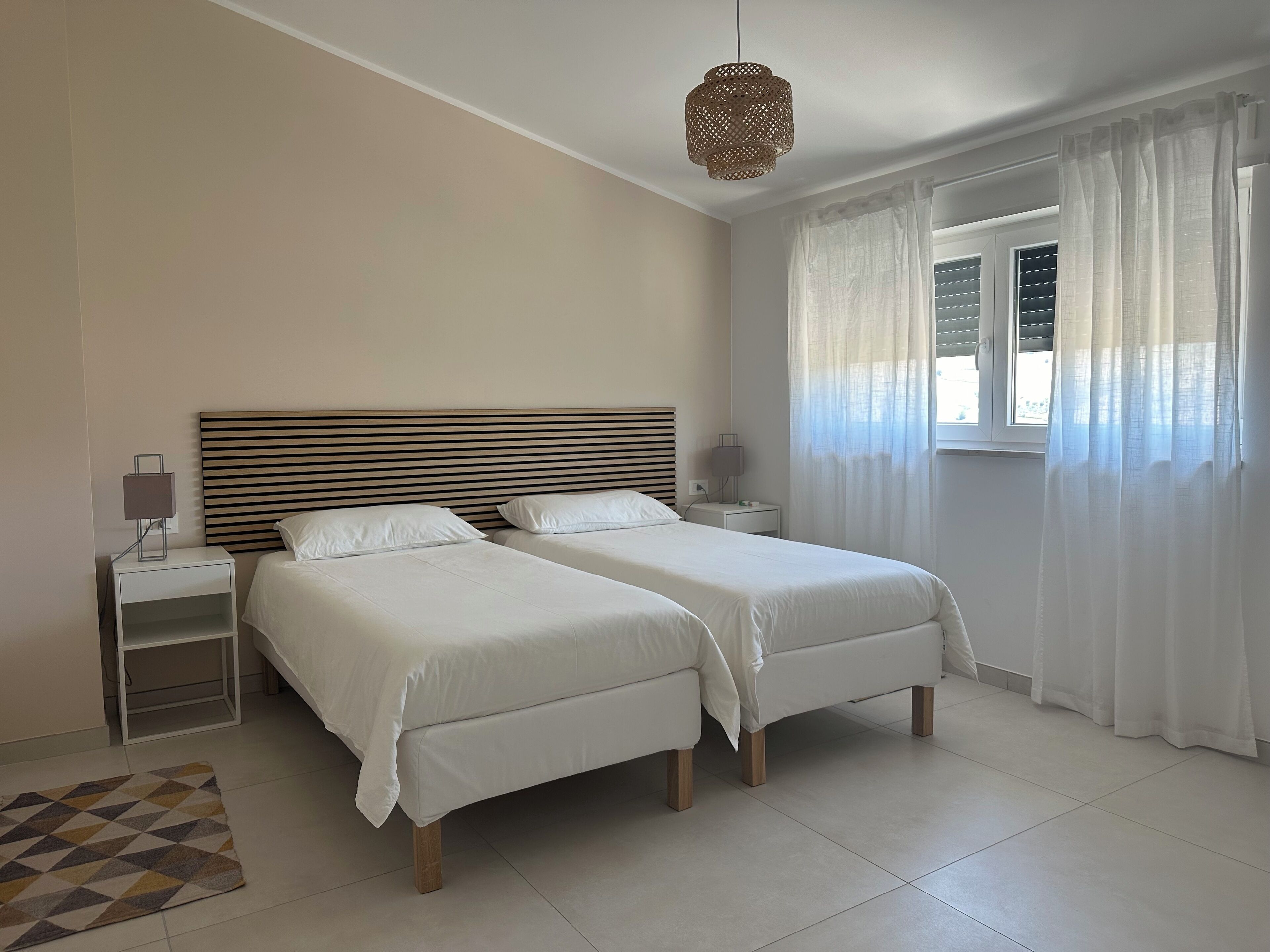 7 chambres, bureau, fer et planche à repasser, lit parapluie