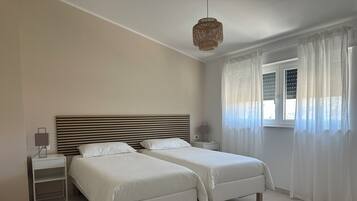 7 chambres, bureau, fer et planche Ă repasser, lit parapluie