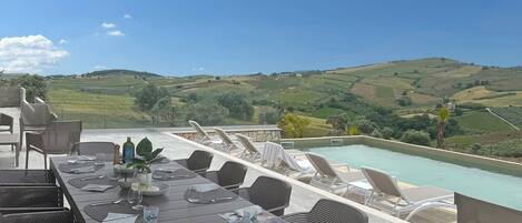 Una piscina al aire libre, una piscina climatizada