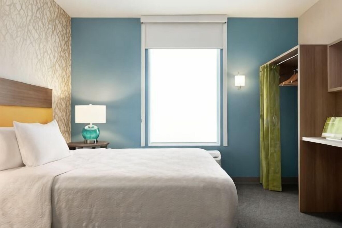 In-room safe, desk, iron/ironing board, bed sheets
