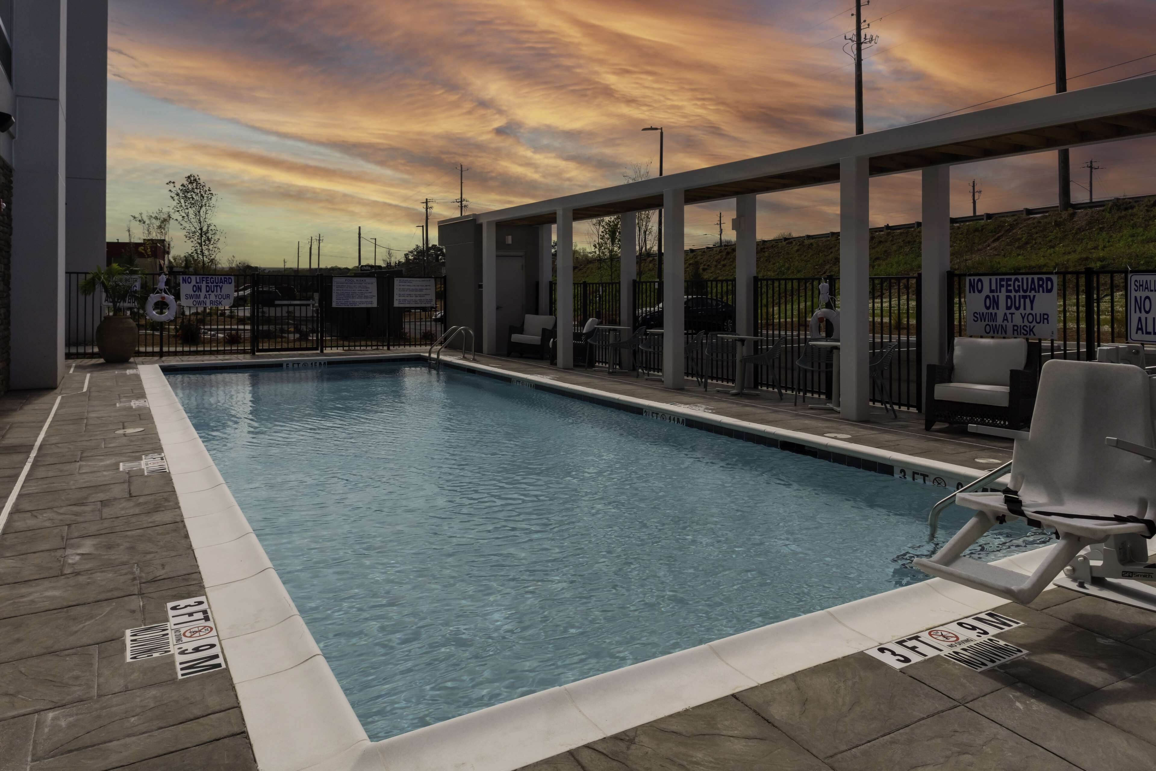 Hồ bơi ngoài trời phục vụ theo mùa 