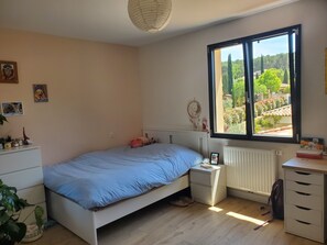 5 habitaciones, caja de seguridad en la habitación y escritorio 