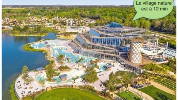 Un complexe hôtelier doté d’une vaste piscine, de plusieurs bâtiments et d’un lac.