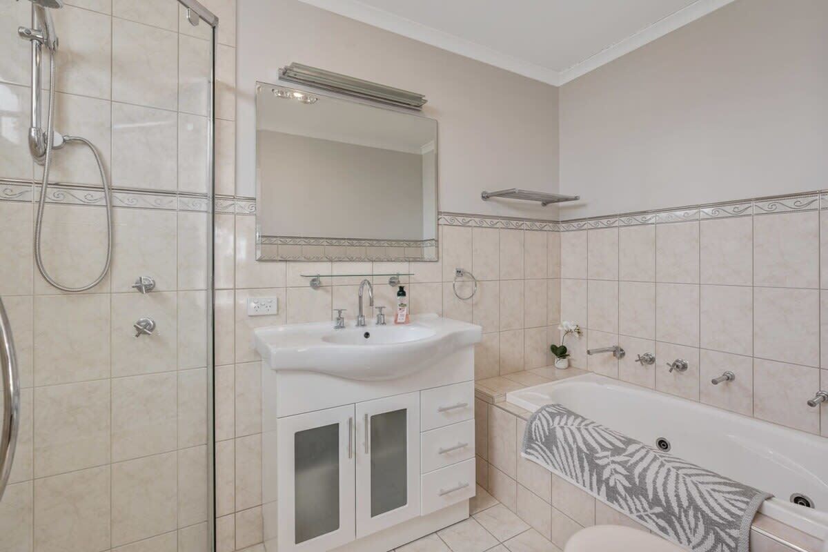 Un baño con ducha, lavabo y bañera.