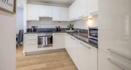 2 BED @ SLOUGH STATION & PARKING-LONDON IN 20 MINS