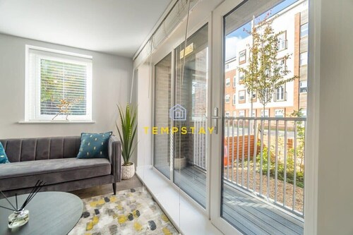 High Spec Apt- Central Locat- Parking By Tempstay