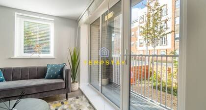 High Spec Apt- Central Locat- Parking By Tempstay