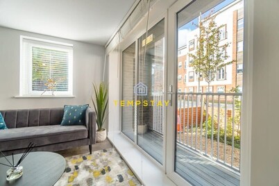 High Spec Apt- Central Locat- Parking By Tempstay