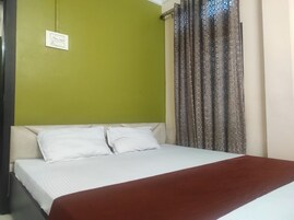 Escritorio y ropa de cama 