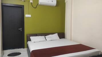 Standard Double Room | Desk, bed sheets