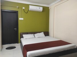 Standard Double Room | Desk, bed sheets