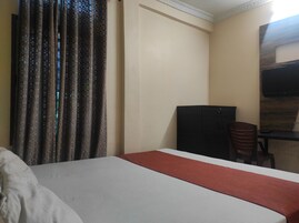 Standard Room | Desk, bed sheets