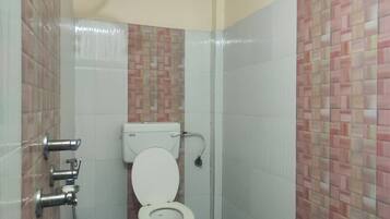 Shower, rainfall showerhead, free toiletries, towels