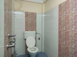 Shower, rainfall showerhead, free toiletries, towels