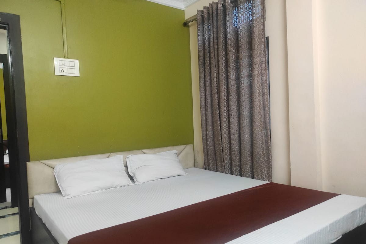 Habitación estándar | Escritorio y ropa de cama