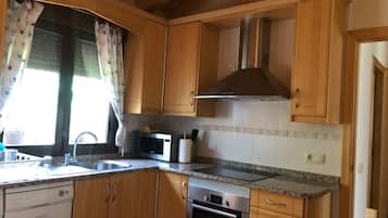 Jääkaappi, mikroaaltouuni, uuni, liesi