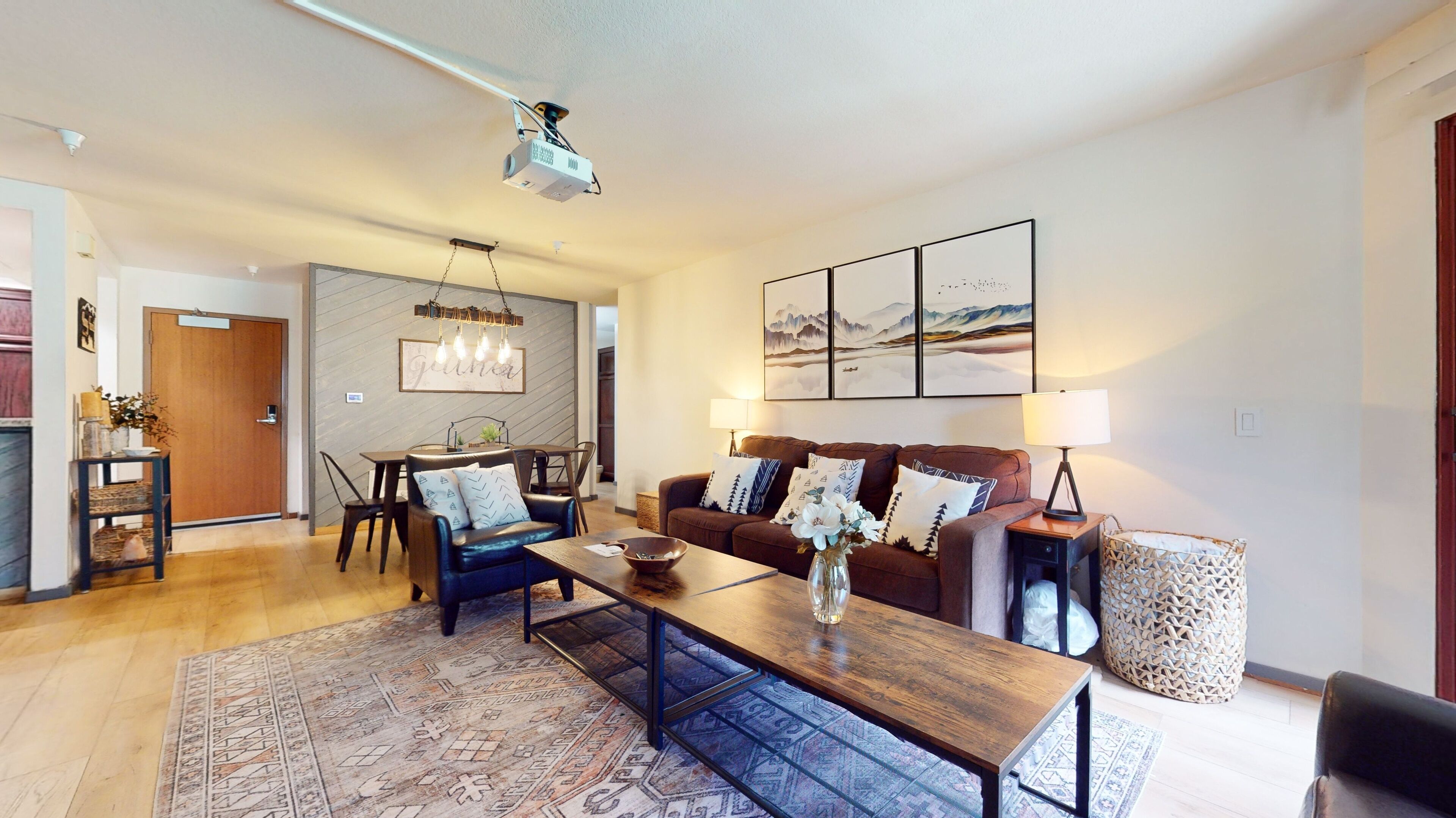 Ein modernes Wohnzimmer mit einer Couch, einem Couchtisch und einem Essbereich.