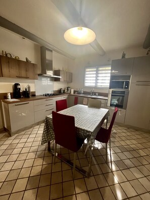 Fridge, microwave, oven, stovetop - Magnificent villa with Jacuzzi, pétanque pool and large garden (fourques)
