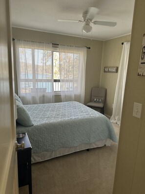 3 makuuhuonetta, työpöytä, silitysrauta/-lauta, vauvan matkasänky