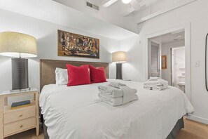 Tabla de planchar con plancha, wifi y ropa de cama 