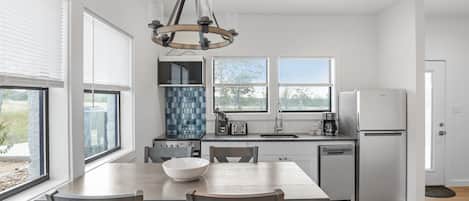 Køleskab, mikrobølgeovn, kogeplade, kaffe-/temaskine