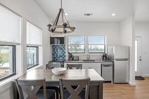 冷蔵庫、電子レンジ、オーブン、コンロ