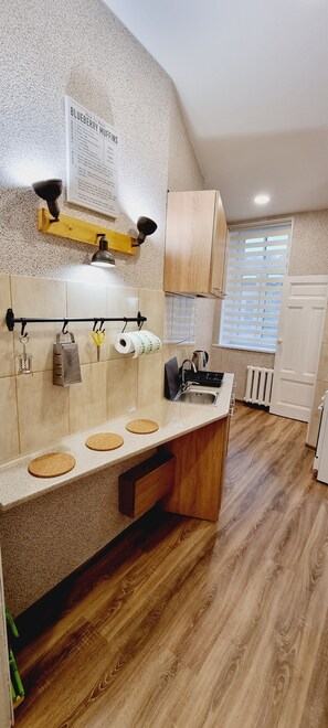 Fridge, oven, stovetop, coffee/tea maker