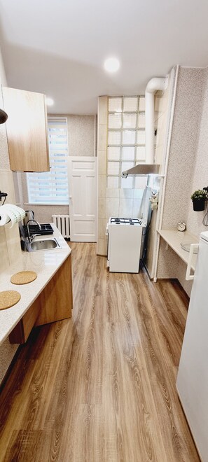 Fridge, oven, stovetop, coffee/tea maker