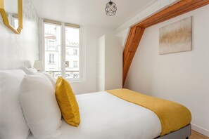 2 chambres, bureau, fer et planche à repasser, lit parapluie