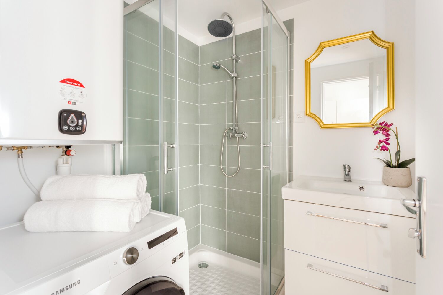 Sèche-cheveux, serviettes fournies