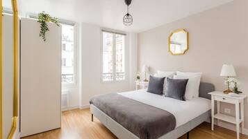 2 habitaciones, escritorio y tabla de planchar con plancha