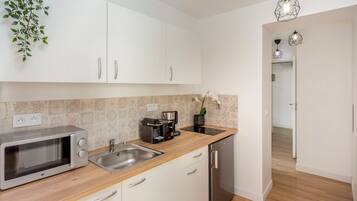 Refrigerador, microondas, parrilla de estufa y cafetera y tetera