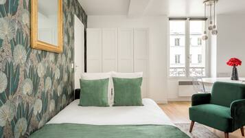 2 quartos, escrivaninha, ferros/tábuas de passar roupa, berço de viagem